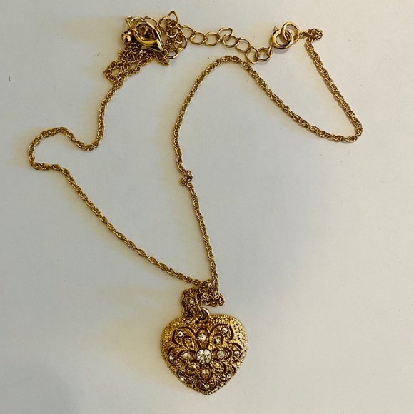 AVON Vintage Heart Necklace (New In Box) - Picture 6 of 7
